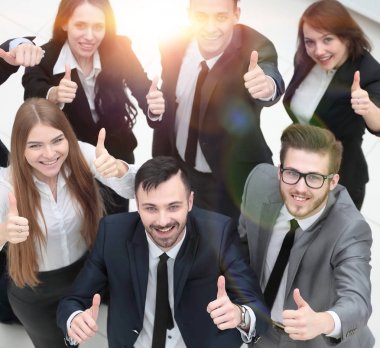 Başarılı bir iş ekibi baş parmak kaldırıyor.
