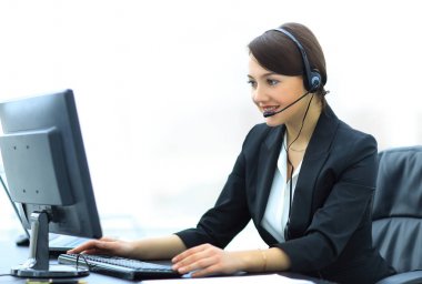 gülümseyen kadın müşteri destek telefonu operatörü işyerinde.