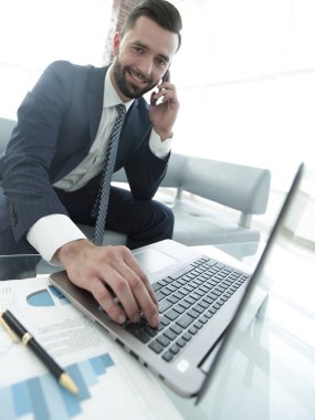 ön plan işadamı Smartphone'da konuşuyor