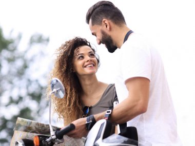 Çift sürme motosiklet eski şehir sokak.