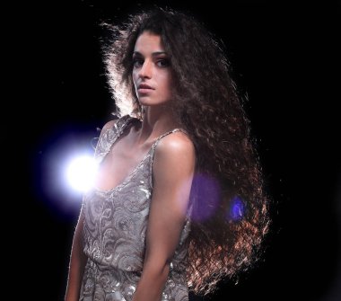 çekici bir genç kadın dans stüdyosu koyu arka plan