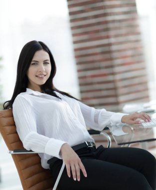 İşyerinde oturan başarılı genç iş kadını