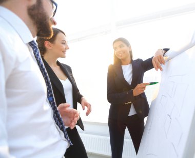 flipchart üzerinde bir marker ile işaret iş kadını