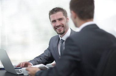 bir masada oturan closeup.business arkadaşları.