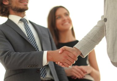 İş adamları geniş pencereli odaya karşı el sıkışıyor