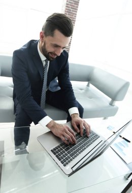 İşadamı tarama bilgilerini laptop gülümseyen,