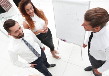 iş takım ayakta bir flipchart önünde.