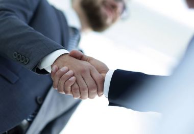 İyi bir anlaşma sonra başarılı iş insanlar el sıkışma.