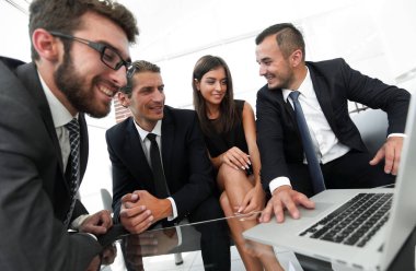 closeup.business ekibi dizüstü bilgisayarda çalışıyor.