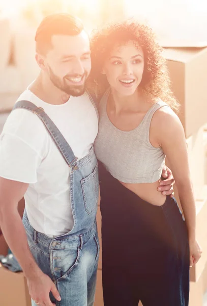 Pareja feliz en un apartamento nuevo . —  Fotos de Stock