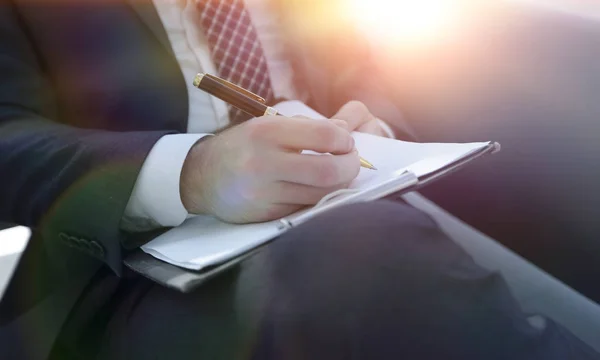 Geschäftsmann unterschreibt Vertrag. Stift in der Hand halten. — Stockfoto