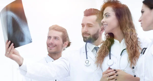 Ritratto di giovani medici di sesso maschile che guardano i raggi X — Foto Stock