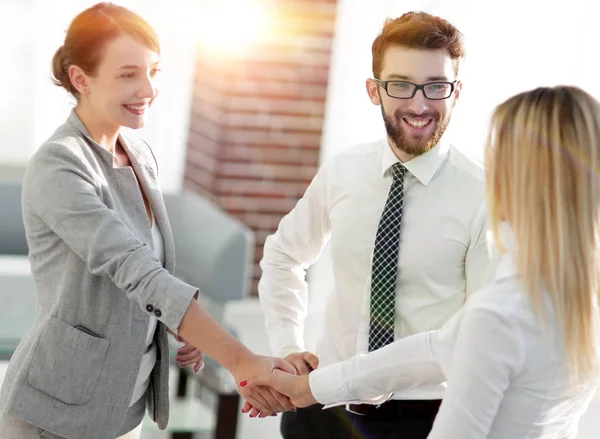 Senior assistent kijkt naar de handdruk businesspartners. — Stockfoto