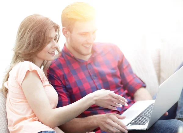 Jonge vrouw toont haar vriendjes foto op de laptop. — Stockfoto