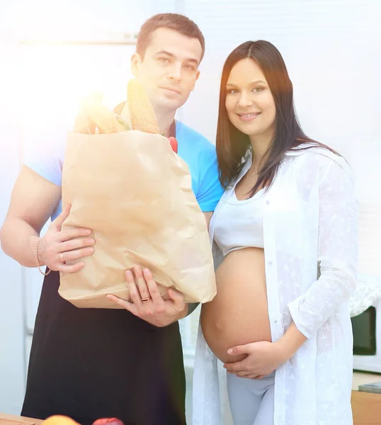Karı koca bir paket baget holding hamile — Stok fotoğraf