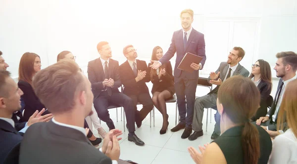 Affärsmän som applåderar tränare efter föreläsningen . — Stockfoto