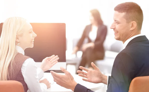 Miembros de un equipo de negocios discutiendo una exitosa presentación de negocios . — Foto de Stock