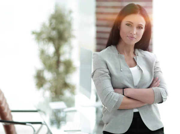 Mulher de negócios moderna em um fundo turvo. — Fotografia de Stock