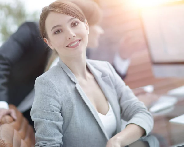 Retrato de mujeres de negocios exitosas en el lugar de trabajo — Foto de Stock