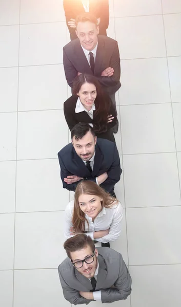 Business team staan in een kolom op een witte achtergrond — Stockfoto