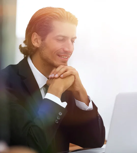 Closeup.businessman olhando para um caderno aberto — Fotografia de Stock