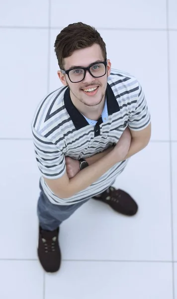 Blick von oben: Erfolgreicher junger Mann mit Brille blickt in Kamera — Stockfoto