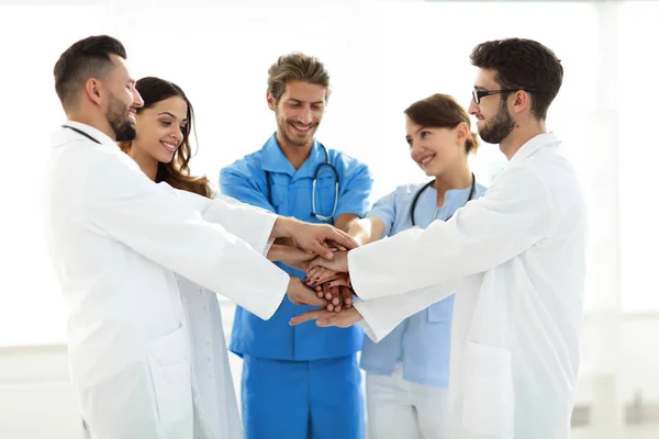 Médicos e enfermeiras a empilhar as mãos. conceito de auxílio mútuo. — Fotografia de Stock