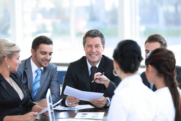 Бизнесмен и его бизнес-команда обсуждают рабочие документы . — стоковое фото