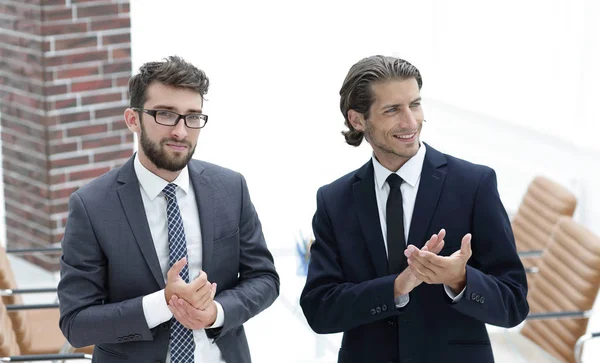 Obchodní partneři tleská, stojící v kanceláři — Stock fotografie