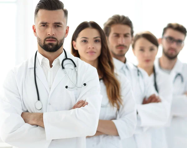 Portret van medisch team permanent samen — Stockfoto