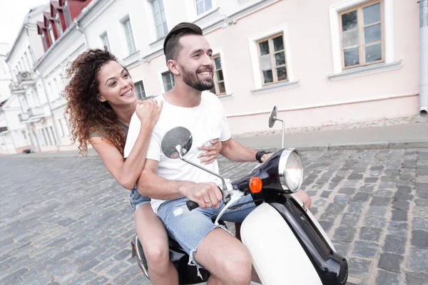Вид збоку щасливої пари, що їде на ретро мотоциклі — стокове фото