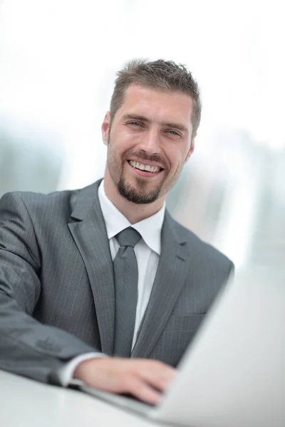 Closeup.businessman que trabalha no portátil . — Fotografia de Stock