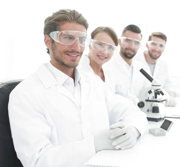 Scienziato maschio e la squadra in laboratorio . — Foto Stock