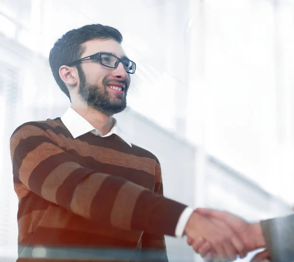 Nahaufnahme. Händedruck der Mitarbeiter des Unternehmens — Stockfoto