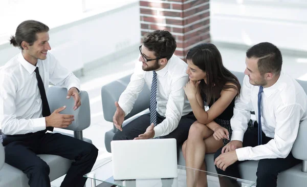 Gerente y equipo de negocios discutiendo temas de negocios — Foto de Stock