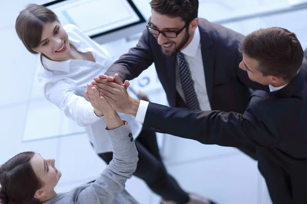 Equipe de negócios bem sucedida dando uns aos outros um high-five, de pé no escritório — Fotografia de Stock