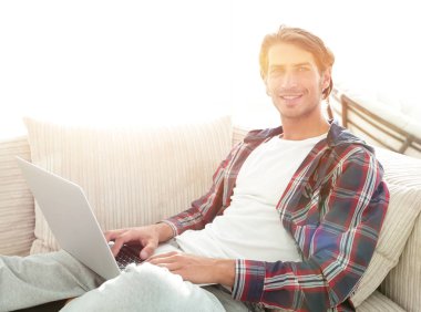 dizüstü bilgisayar ile ciddi genç adam.