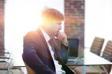 Ofis masasında oturan düşünceli iş adamı