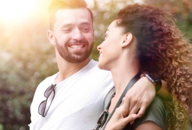 Kentsel sokakta yürüyen genç Çift