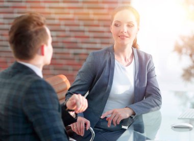 aktif genç kadın çalışanın ofis