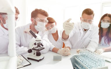 tıp doktorları laboratuarda test tüpleri ve mikroskop ile çalışıyoruz