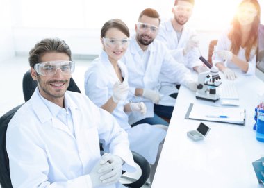 İş yerindeki bilimsel proje ve araştırma ekibinin başı.