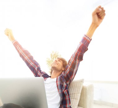 çok mutlu genç adam evde laptop ile çalışma.