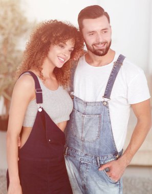 güzel genç çift ayakta yeni bir daire içinde. Fotoğraf alan bir kopyası vardır