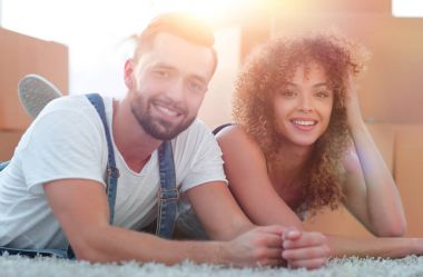 Mutlu çift arka planda karton kutu