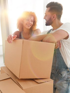 Mutlu çift kutularına yeni evlerinin yakınında duran.