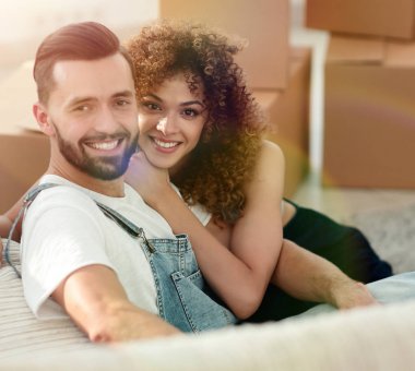 Genç çift yeni bir daire içinde. Su kuyusu-varlık kavramı