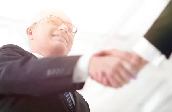 Detailní obchodní partnery handshake. obraz je rozmazaný. — Stock fotografie