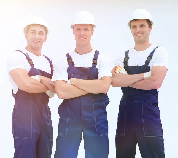 Trabajadores de la construcción exitosos de pie con los brazos cruzados — Foto de Stock
