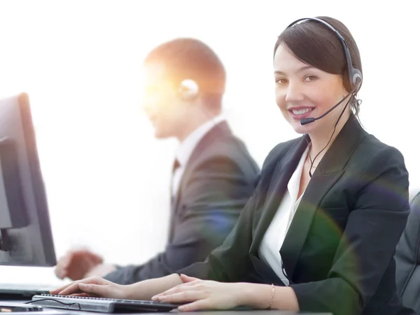 Agente de servicio al cliente femenino con auriculares trabajando en un centro de llamadas —  Fotos de Stock